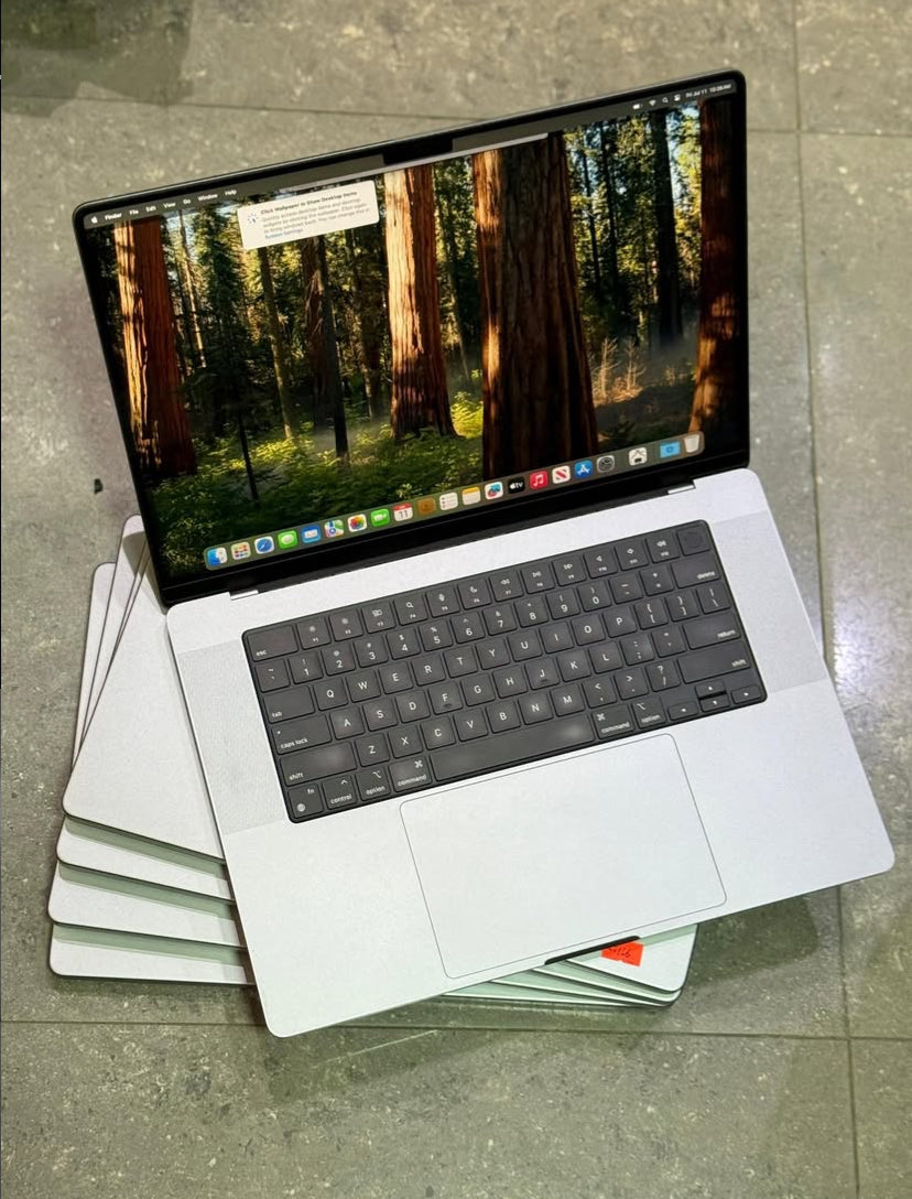 MacBook Pro 2021 — M1 Max (16inches) 32GB RAM • 512GB SSD