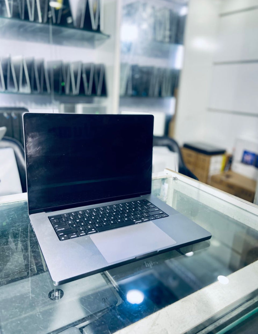 MacBook Pro 2021 — M1 Max (16inches) 32GB RAM • 512GB SSD